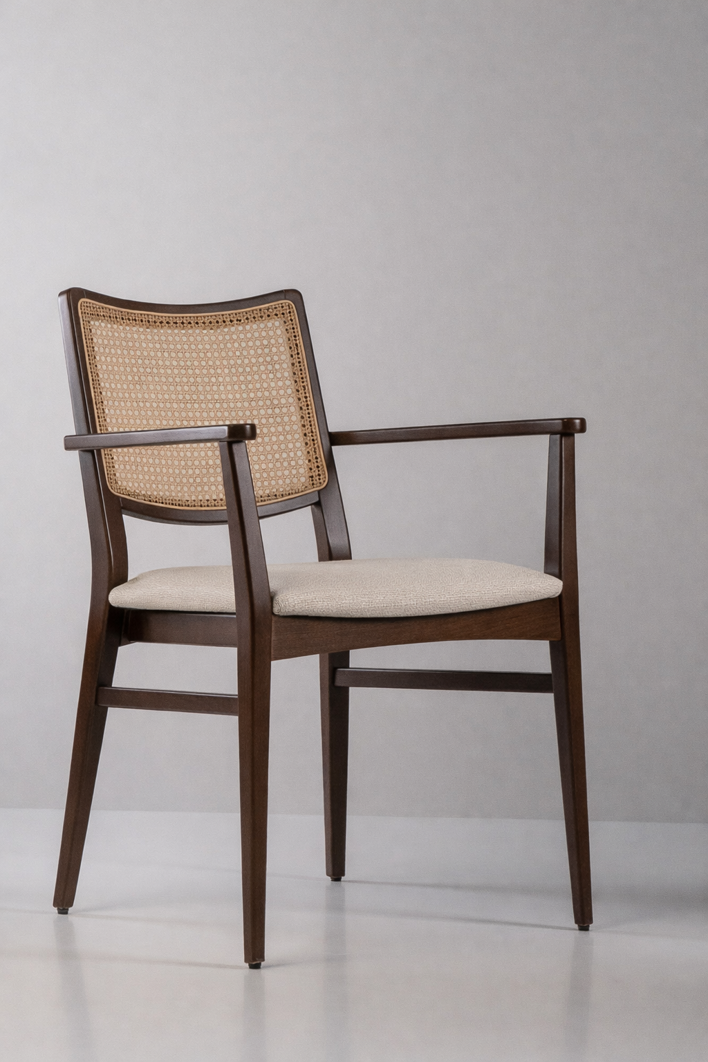 silla de madera y fibra natural