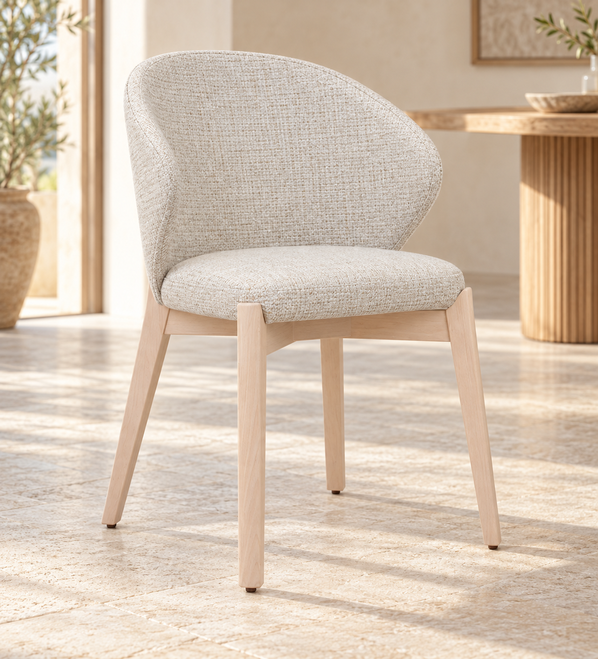 Silla Alba CB, madera tono medio, asiento tapizado, ambiente