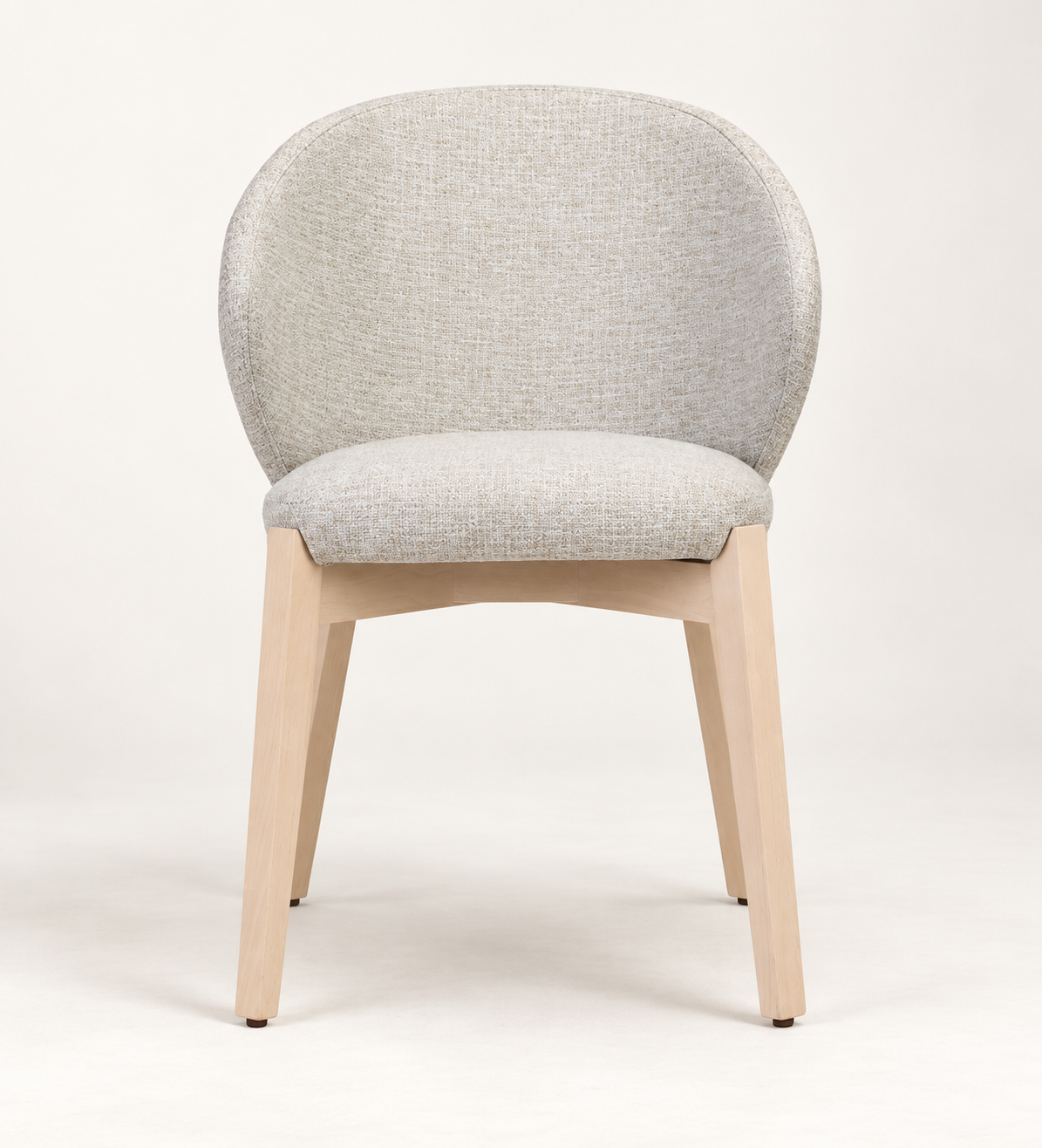 Silla Alba CB, madera tono medio, asiento tapizado, ambiente