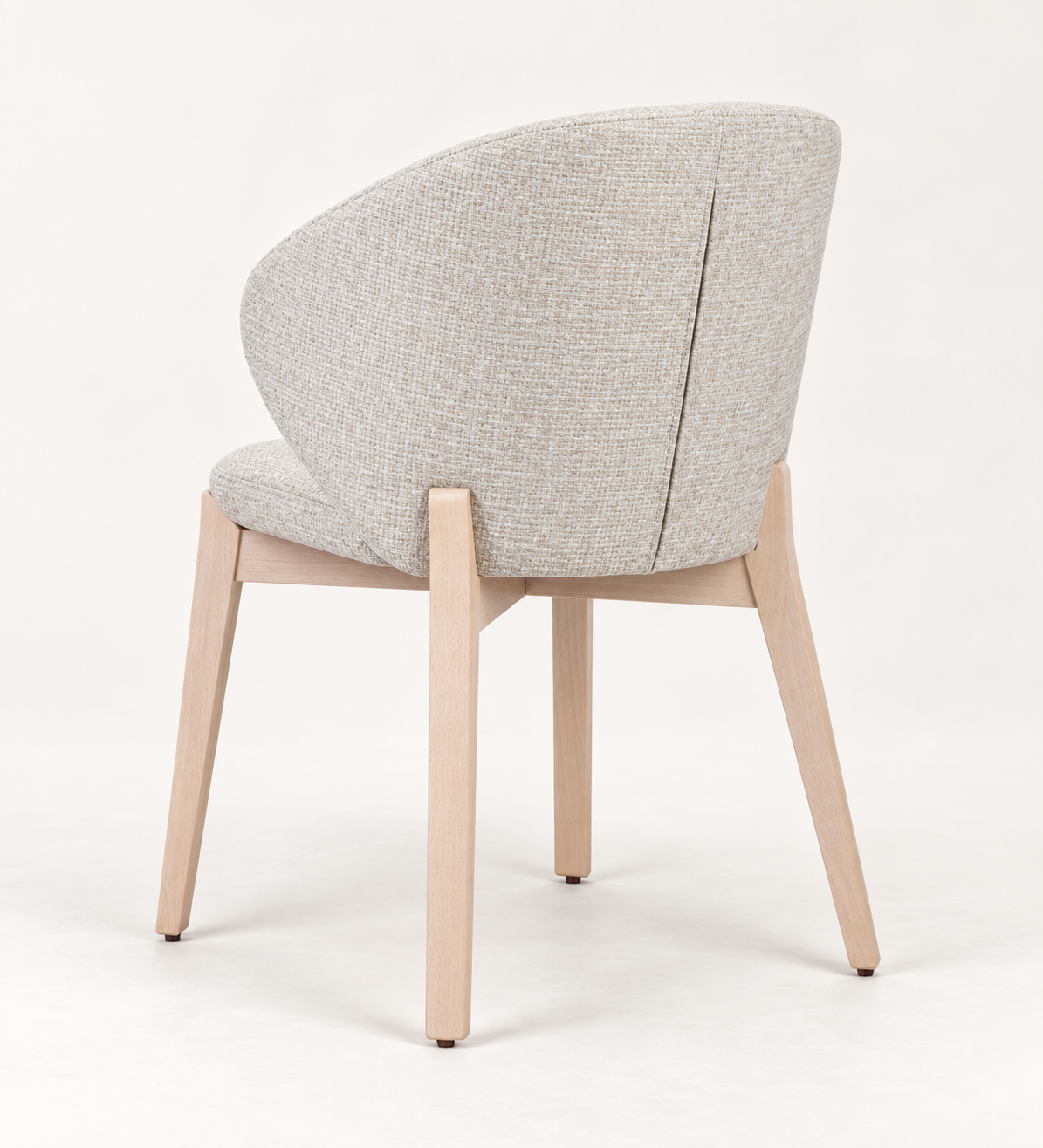 Silla Alba CB, madera tono medio, asiento tapizado, ambiente