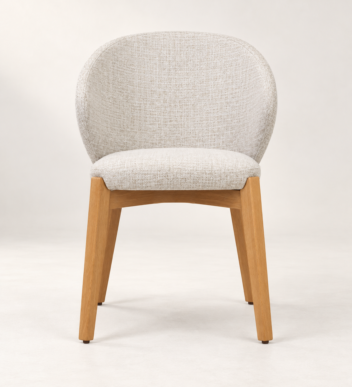 Silla Alba CB, madera tono medio, asiento tapizado, ambiente