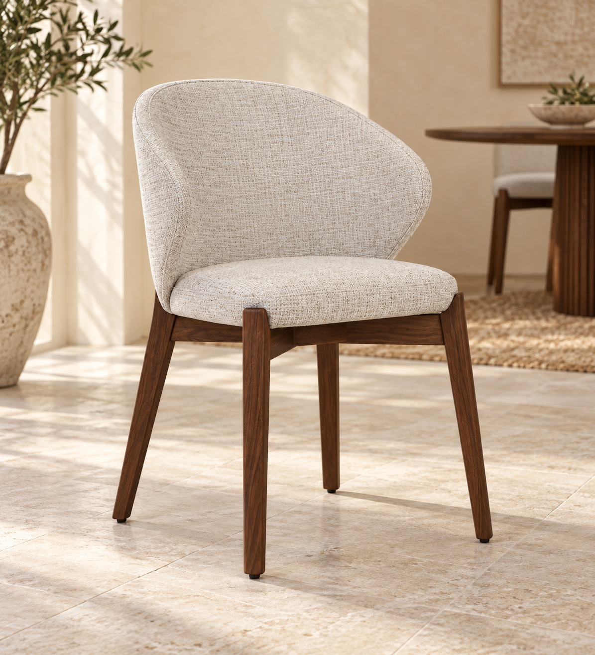 Silla Alba CB, madera tono medio, asiento tapizado, ambiente