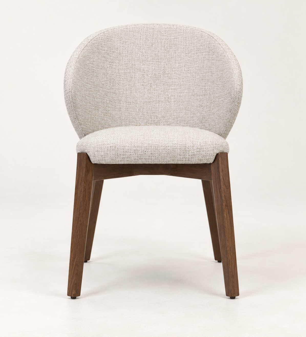 Silla Alba CB, madera tono medio, asiento tapizado, ambiente