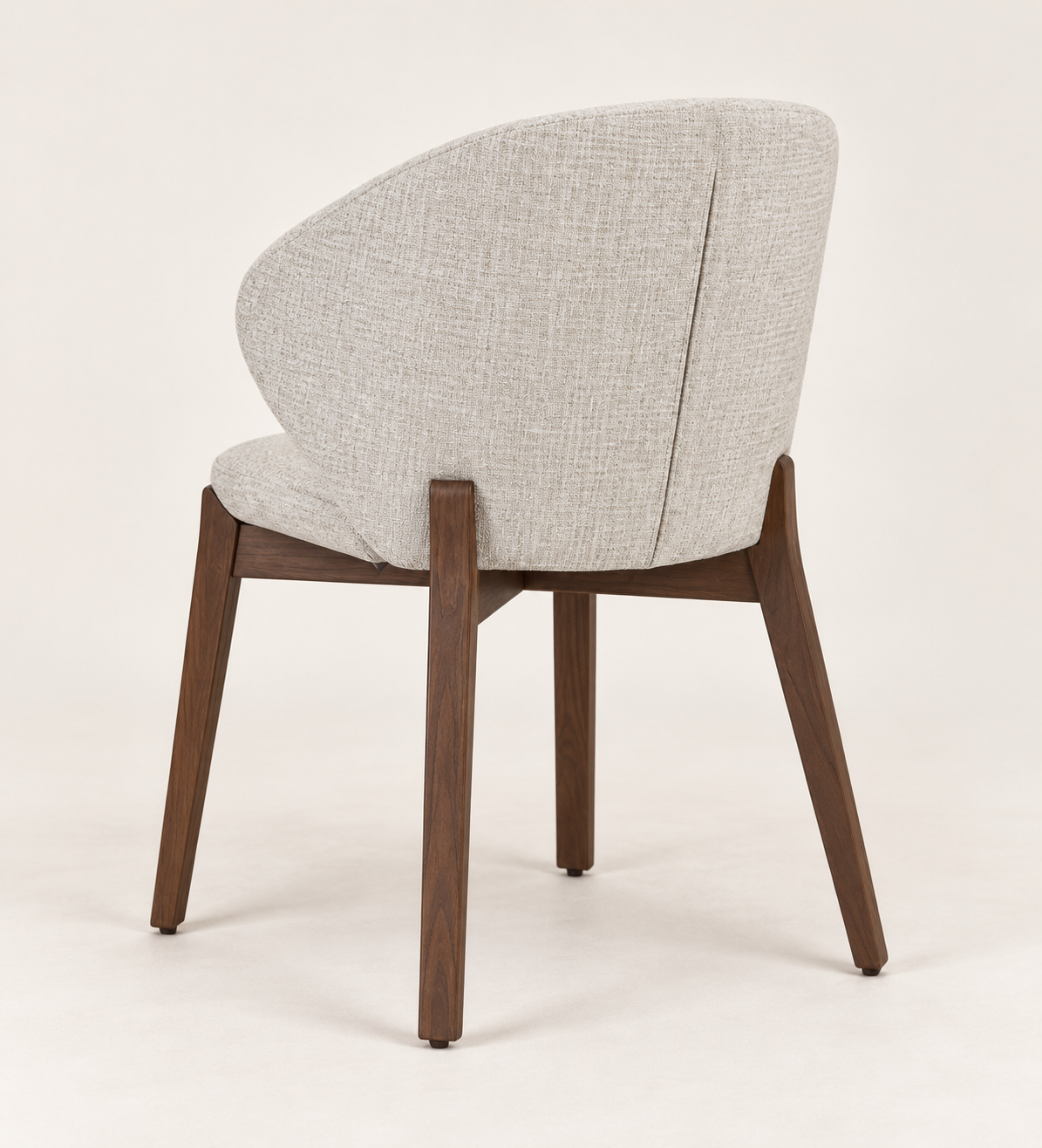Silla Alba CB, madera tono medio, asiento tapizado, ambiente