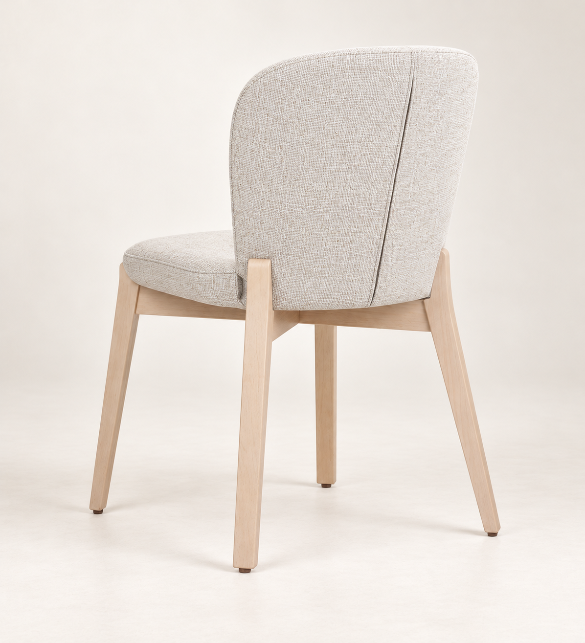 Silla Alba sin brazos, madera de haya tono medio, asiento tapizado, vista ambiente
