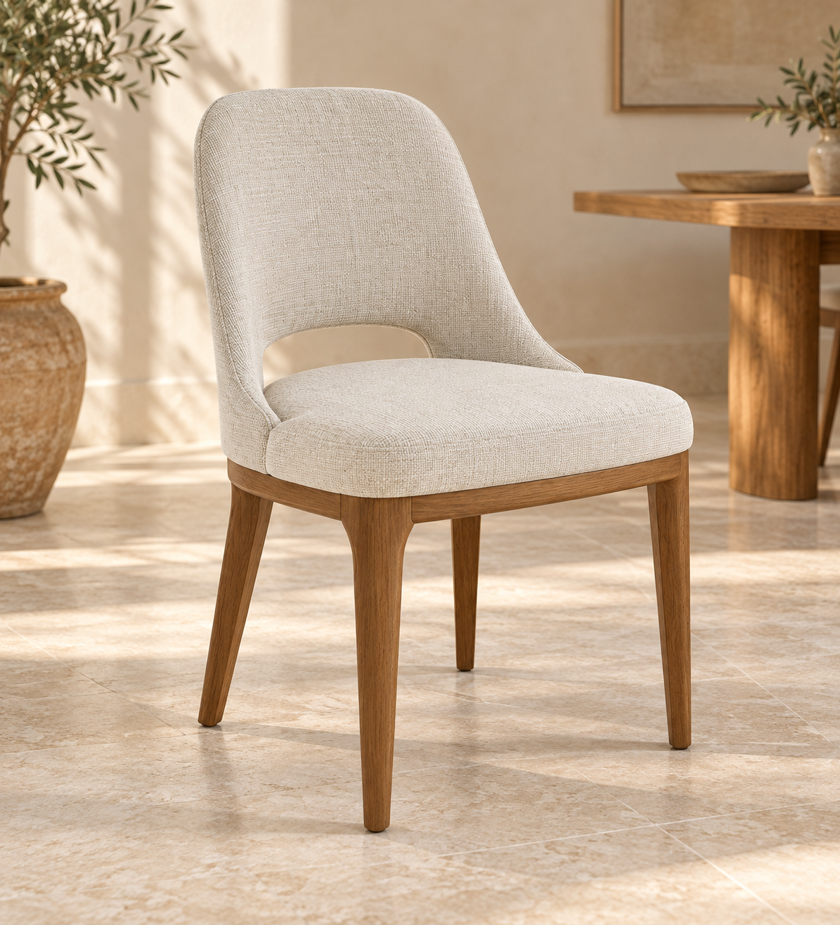 Silla Aura, madera medio, asiento tapizado, vista ambiente