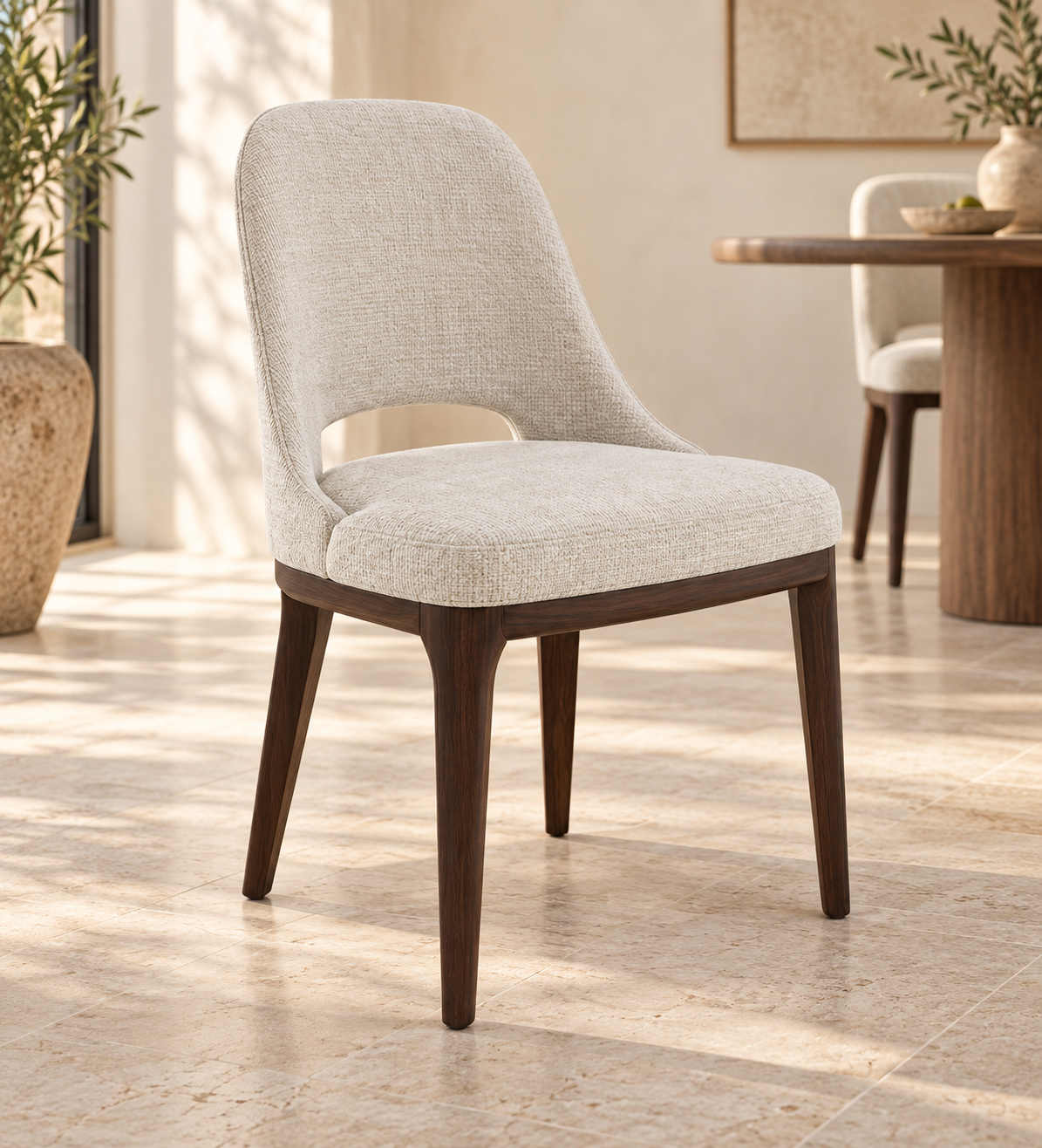 Silla Aura, madera medio, asiento tapizado, vista ambiente