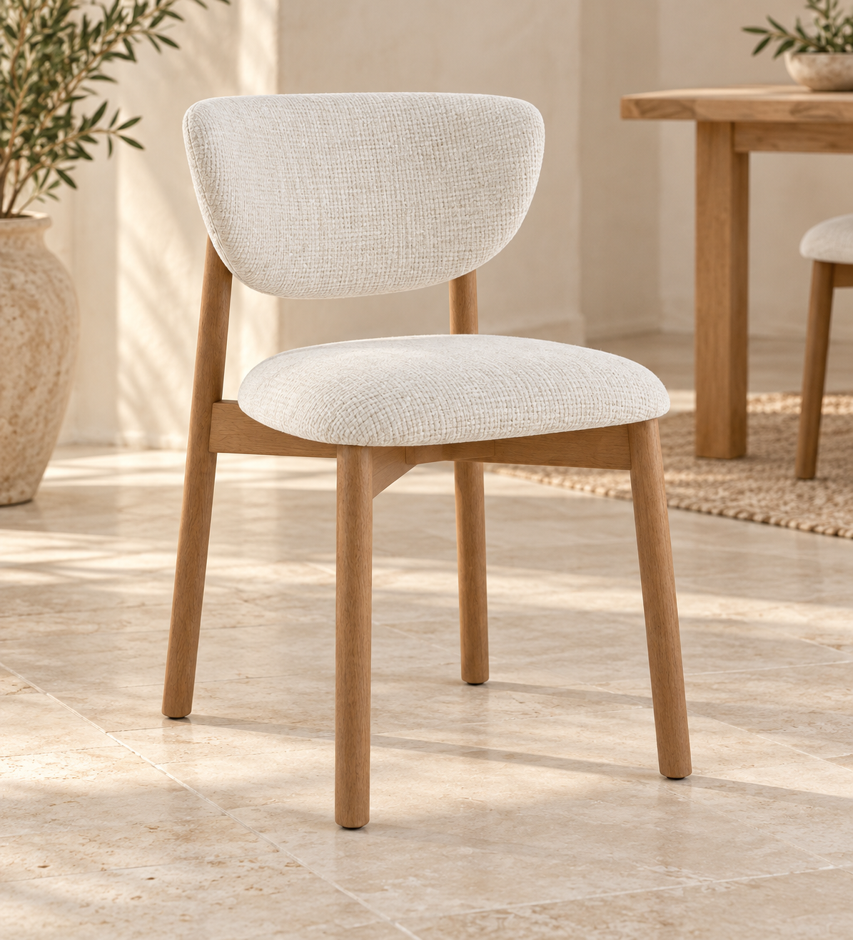 Silla Brisa, madera medio, asiento tapizado, vista ambiente
