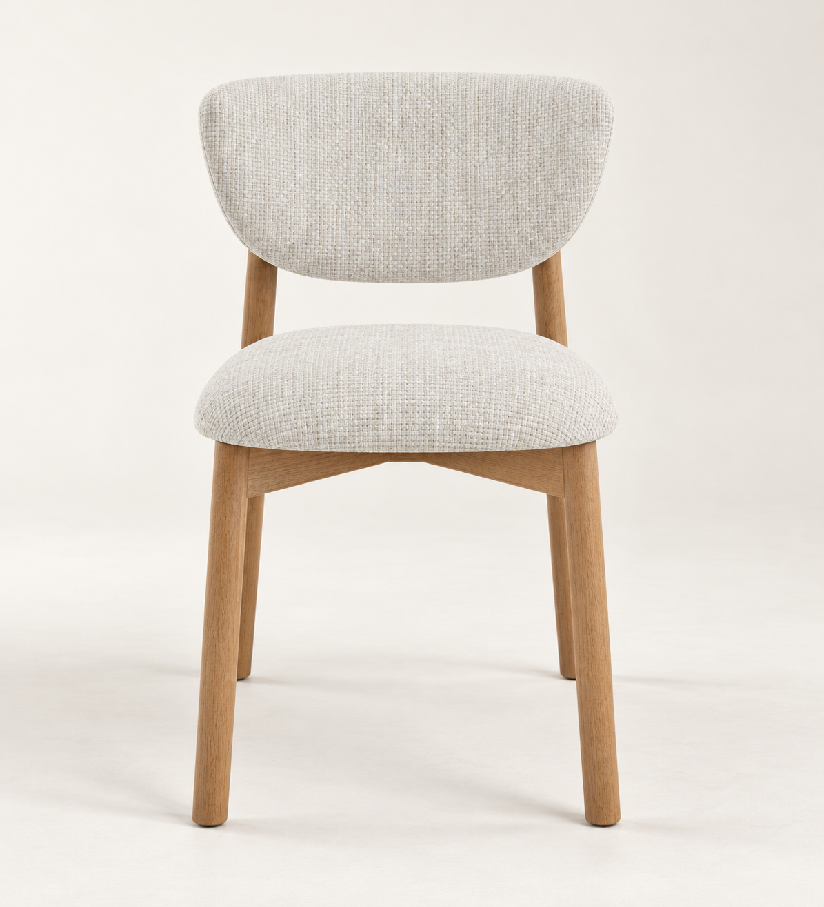 Silla Brisa, madera medio, asiento tapizado, vista ambiente
