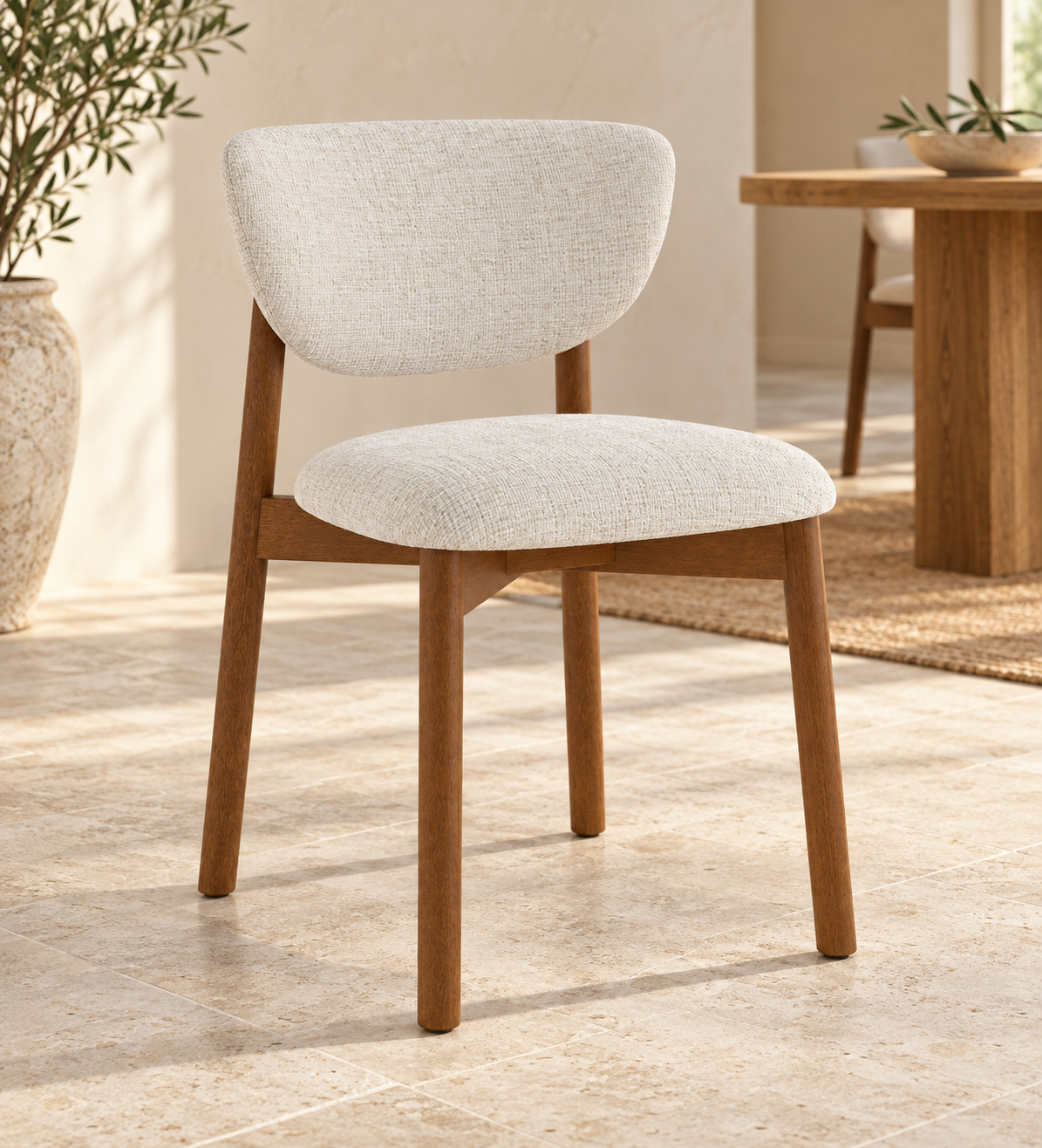 Silla Brisa, madera medio, asiento tapizado, vista ambiente