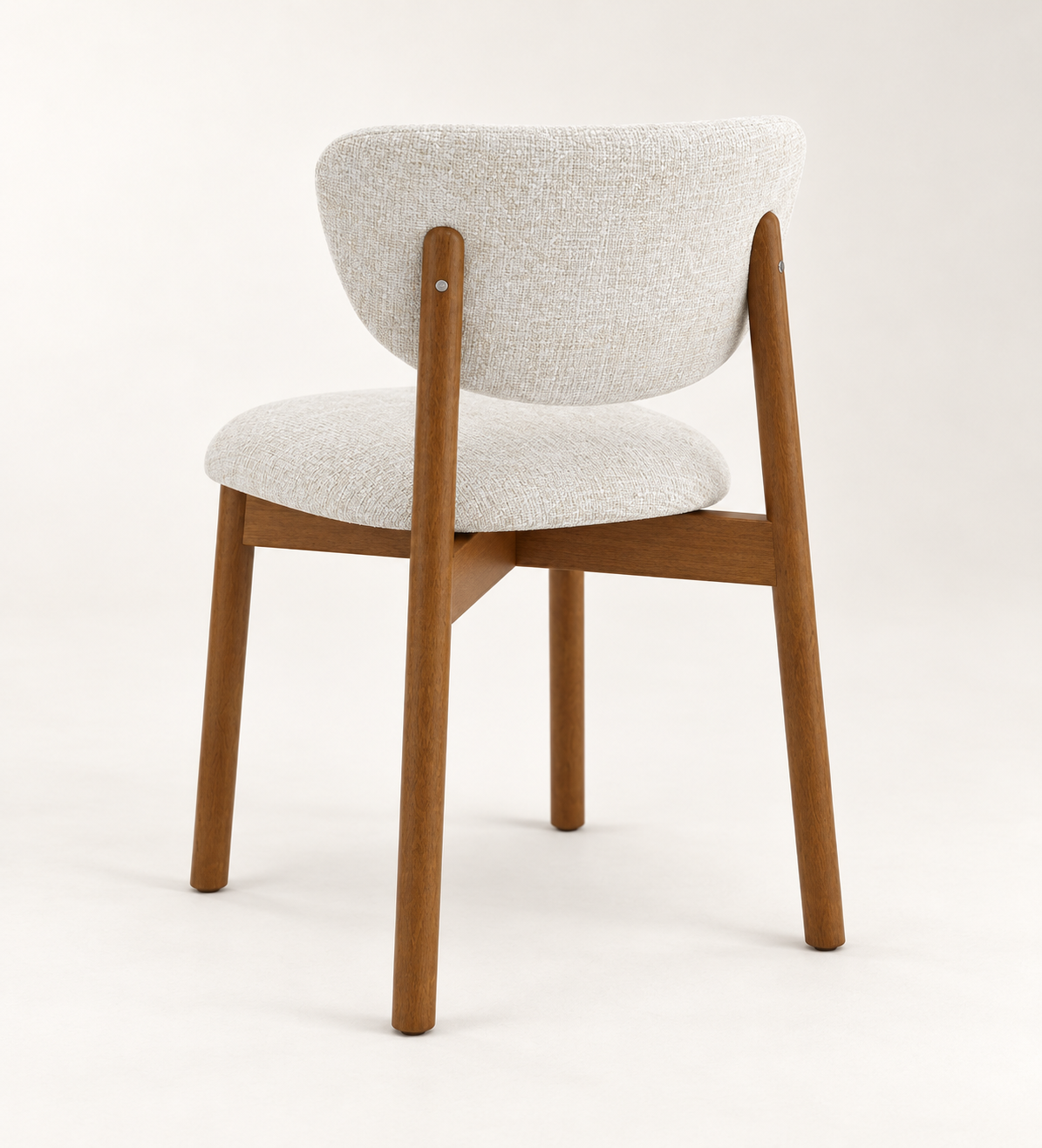 Silla Brisa, madera medio, asiento tapizado, vista ambiente