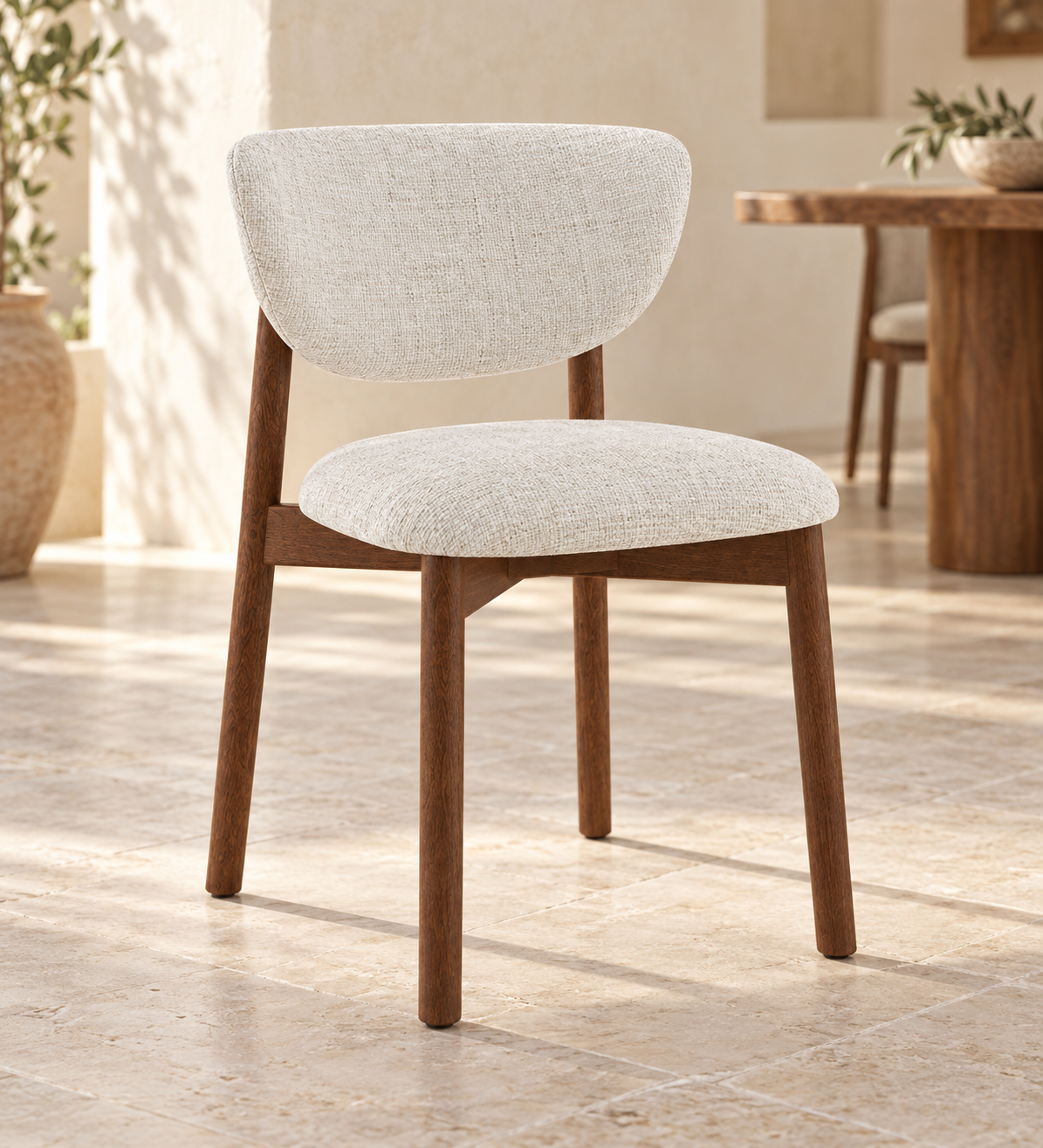 Silla Brisa, madera medio, asiento tapizado, vista ambiente