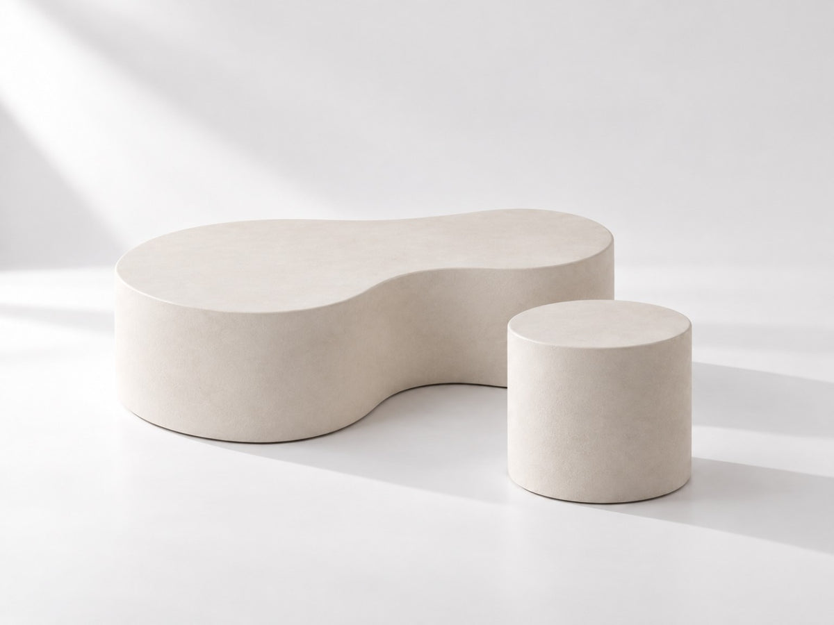 Conjunto de mesas Cadaqués en microcemento blanco roto en un salón de inspiración mediterránea.