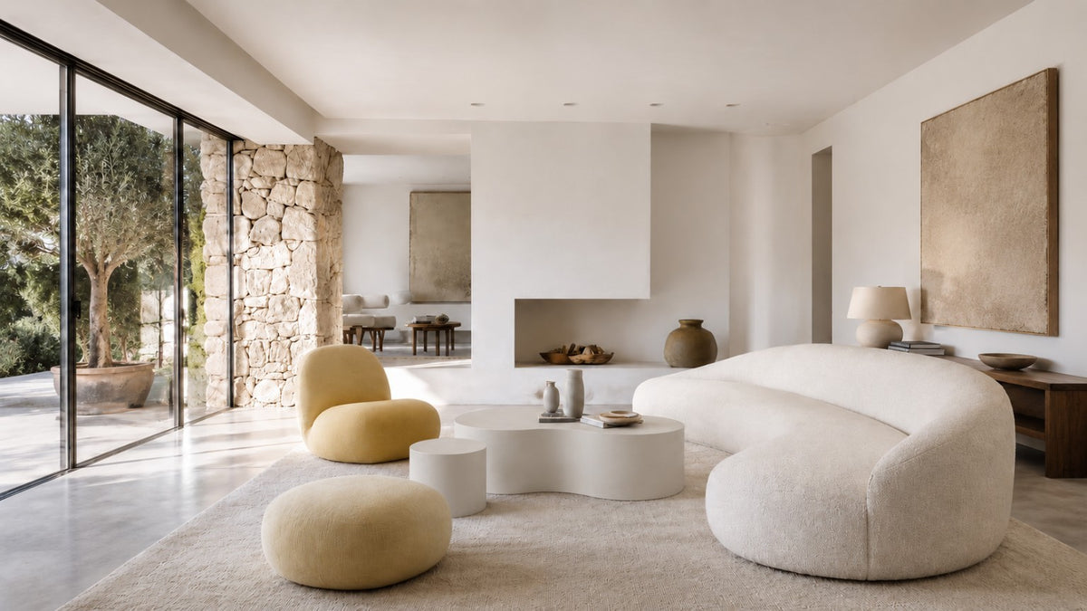 Conjunto de mesas Cadaqués en microcemento blanco roto en un salón de inspiración mediterránea.