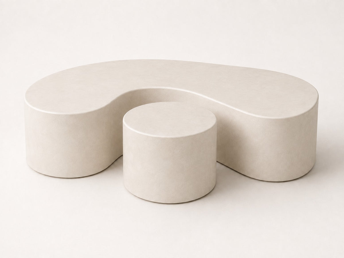 Conjunto de mesas Cadaqués en microcemento blanco roto en un salón de inspiración mediterránea.