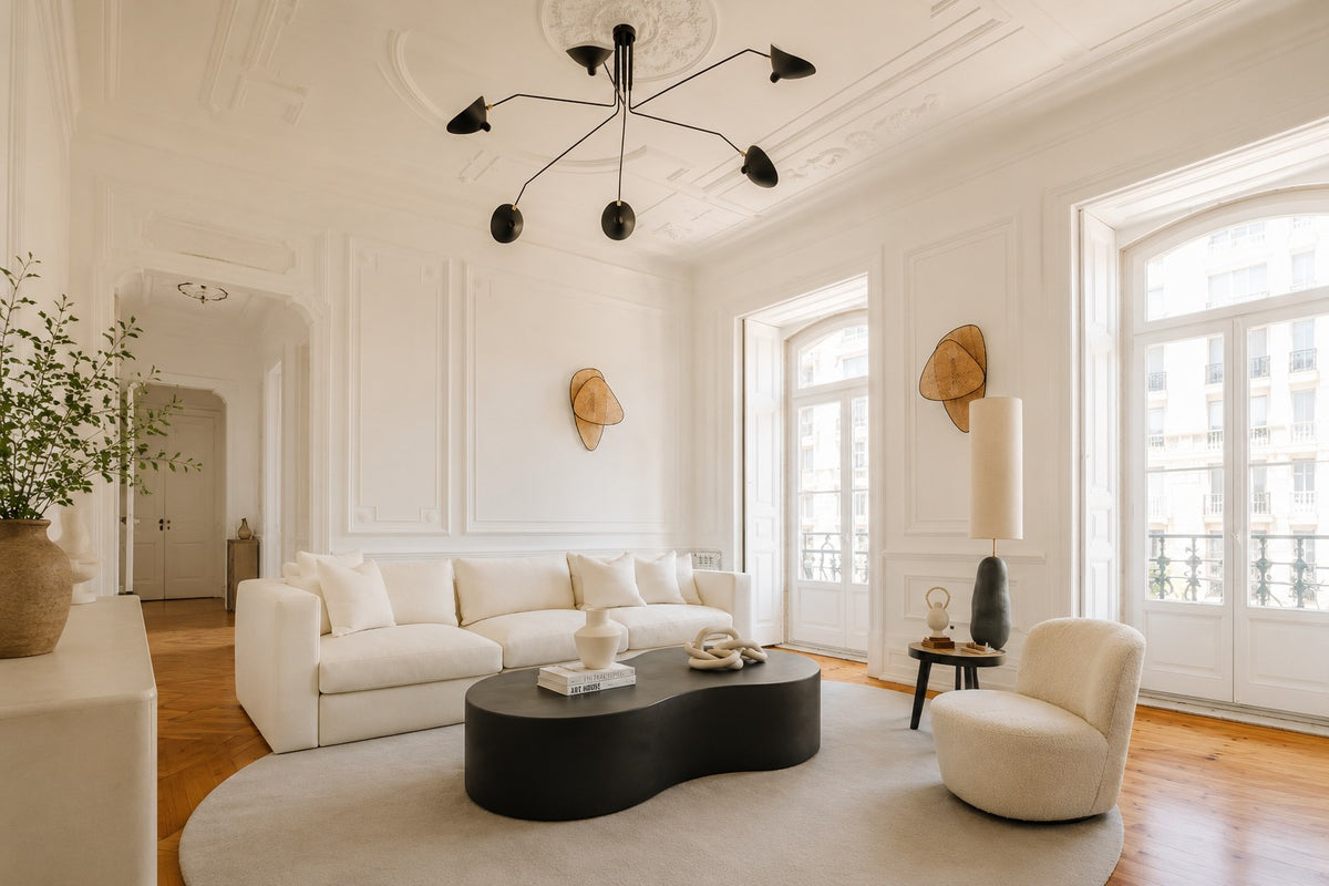 Conjunto de mesas Cadaqués en microcemento blanco roto en un salón de inspiración mediterránea.