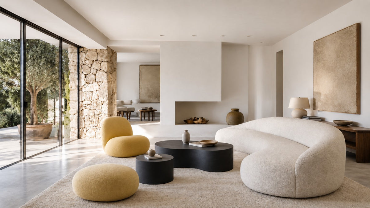 Conjunto de mesas Cadaqués en microcemento blanco roto en un salón de inspiración mediterránea.