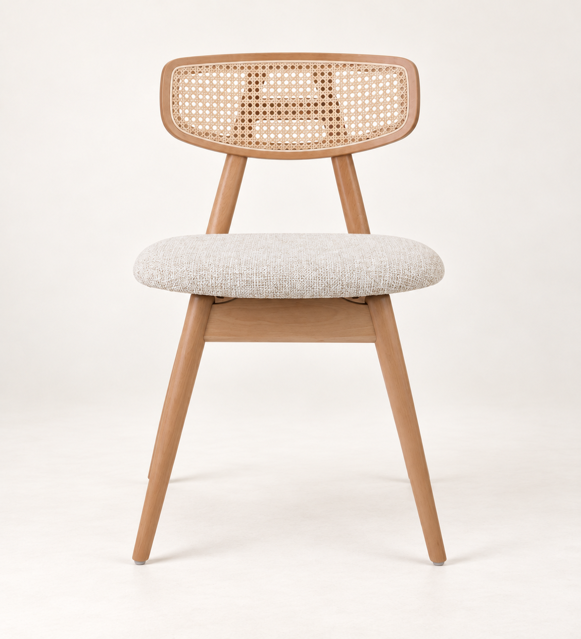 Silla Cala en madera de haya, tono medio, asiento tapizado, vista ambiente