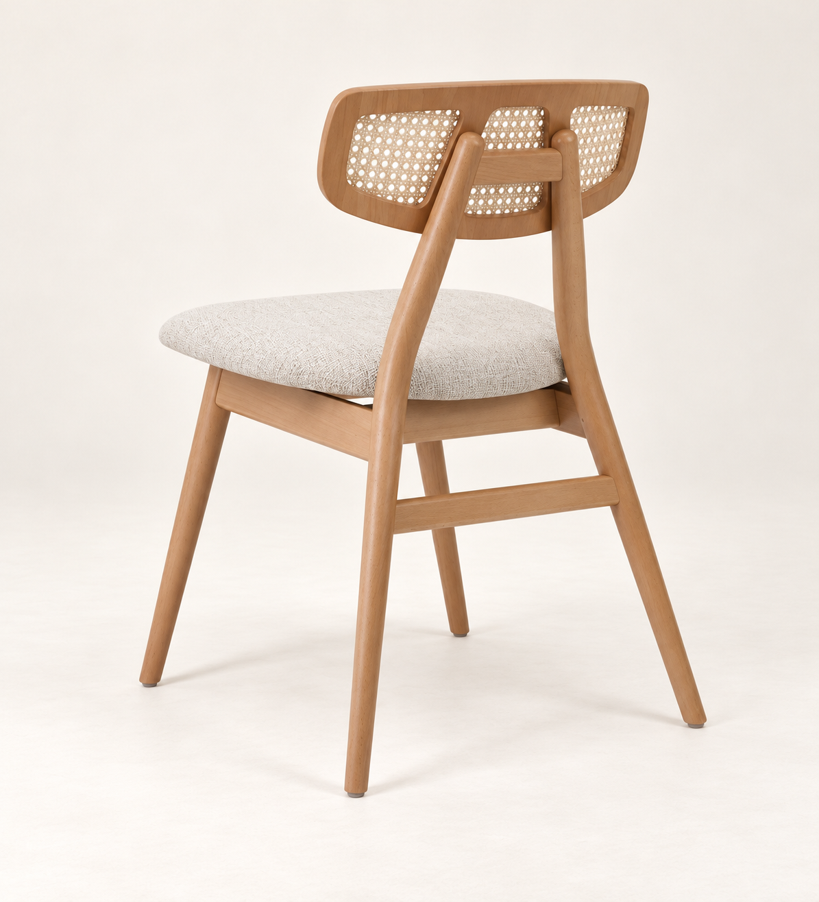 Silla Cala en madera de haya, tono medio, asiento tapizado, vista ambiente