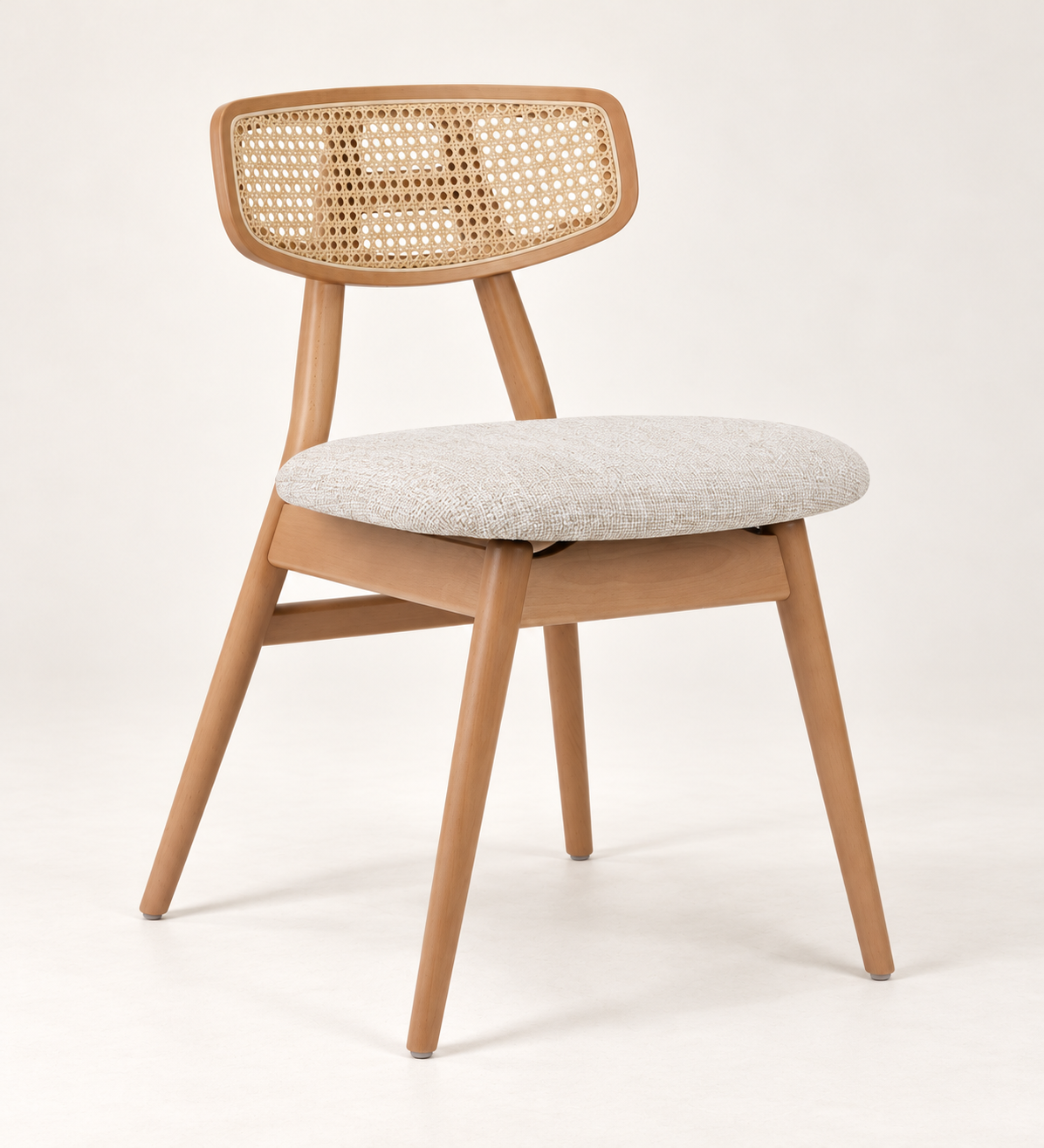 Silla Cala en madera de haya, tono medio, asiento tapizado, vista ambiente