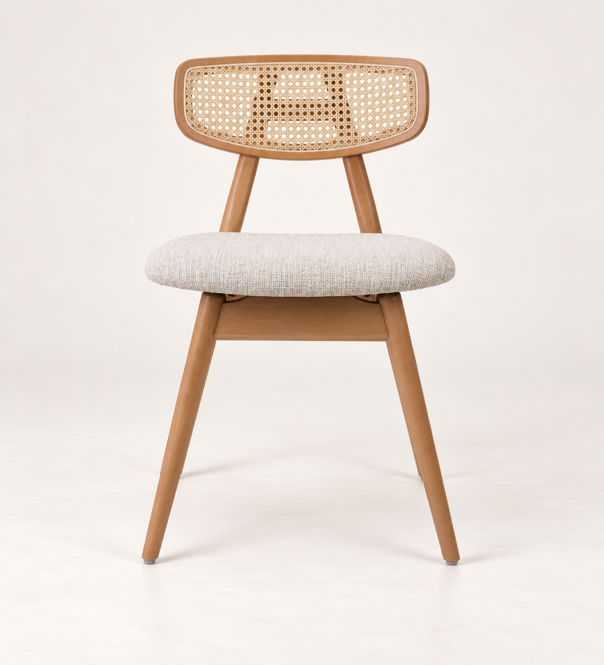 Silla Cala en madera de haya, tono medio, asiento tapizado, vista ambiente