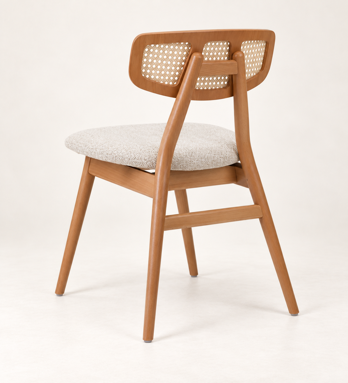 Silla Cala en madera de haya, tono medio, asiento tapizado, vista ambiente