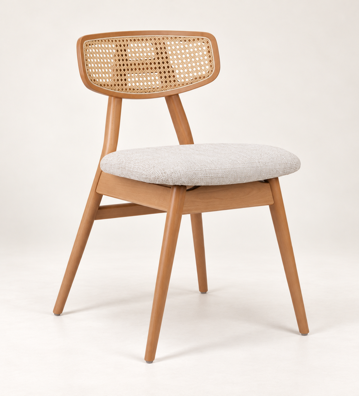 Silla Cala en madera de haya, tono medio, asiento tapizado, vista ambiente