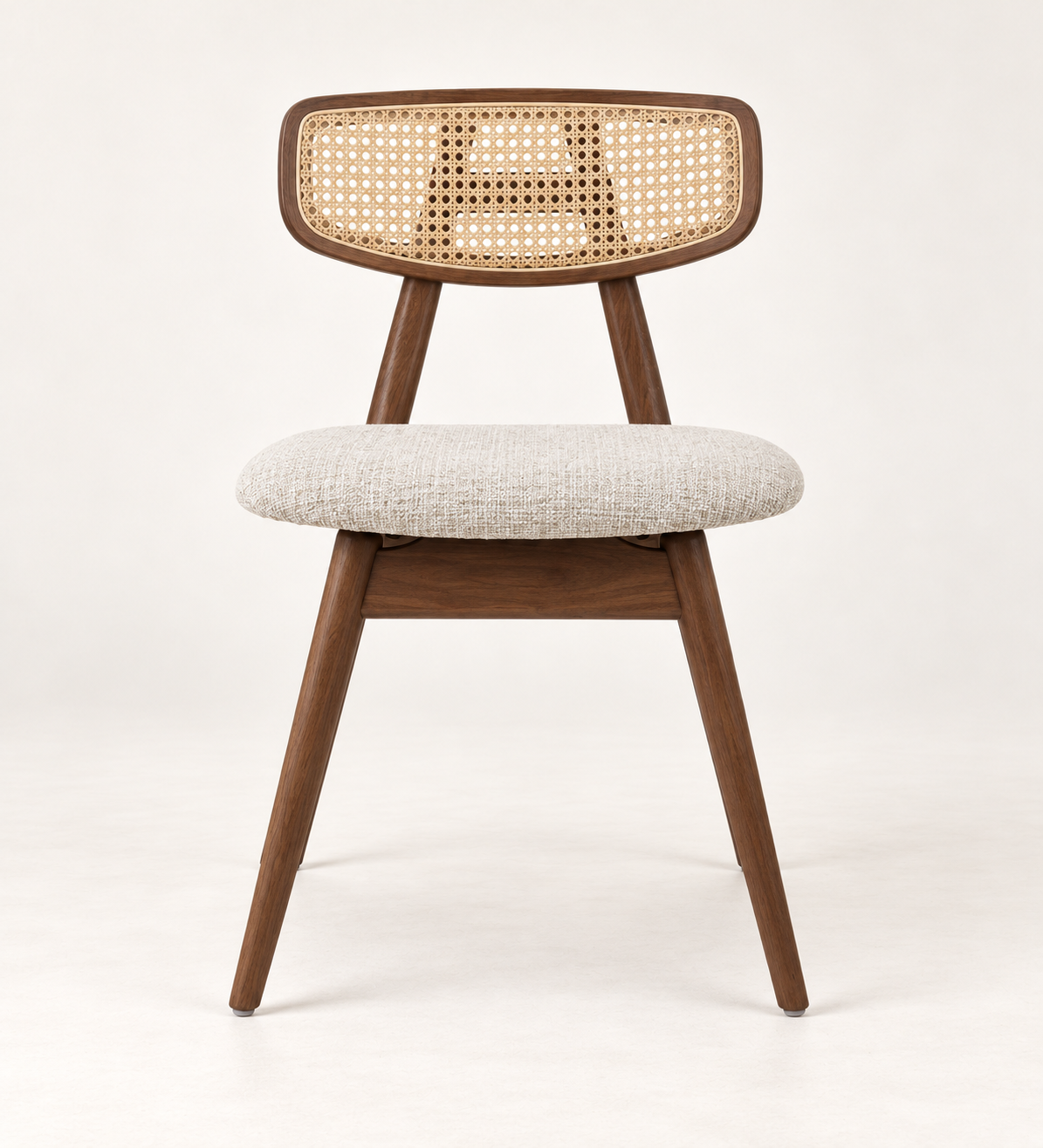 Silla Cala en madera de haya, tono medio, asiento tapizado, vista ambiente