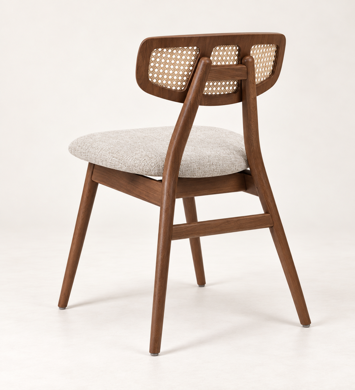 Silla Cala en madera de haya, tono medio, asiento tapizado, vista ambiente