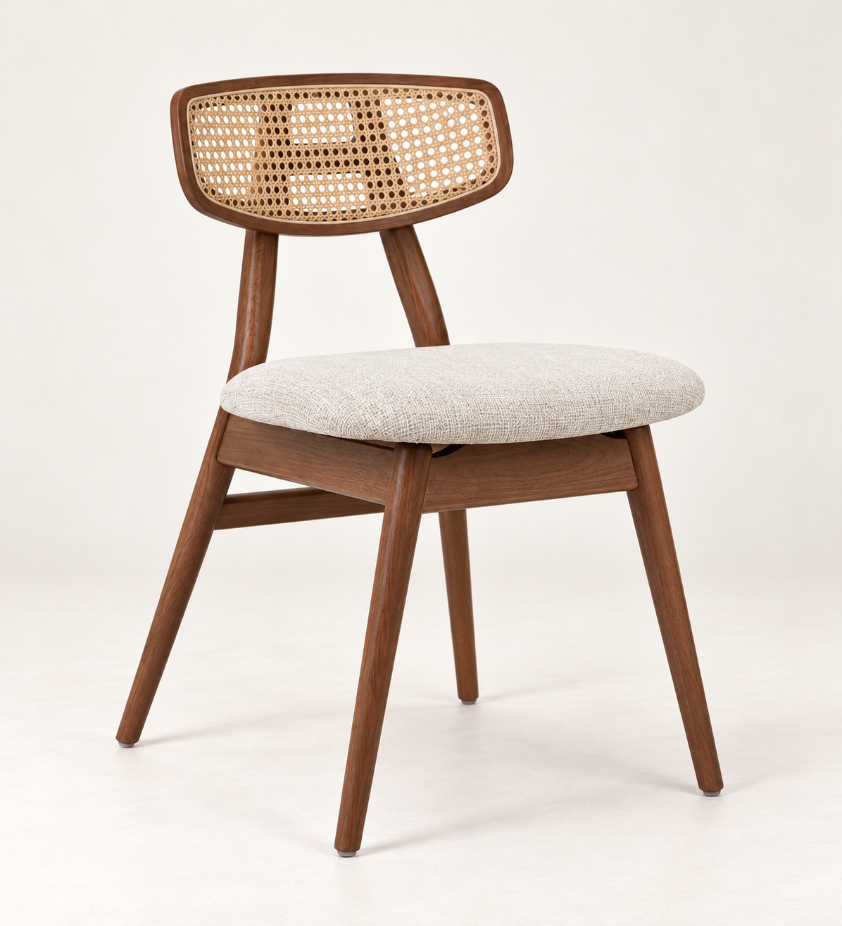 Silla Cala en madera de haya, tono medio, asiento tapizado, vista ambiente