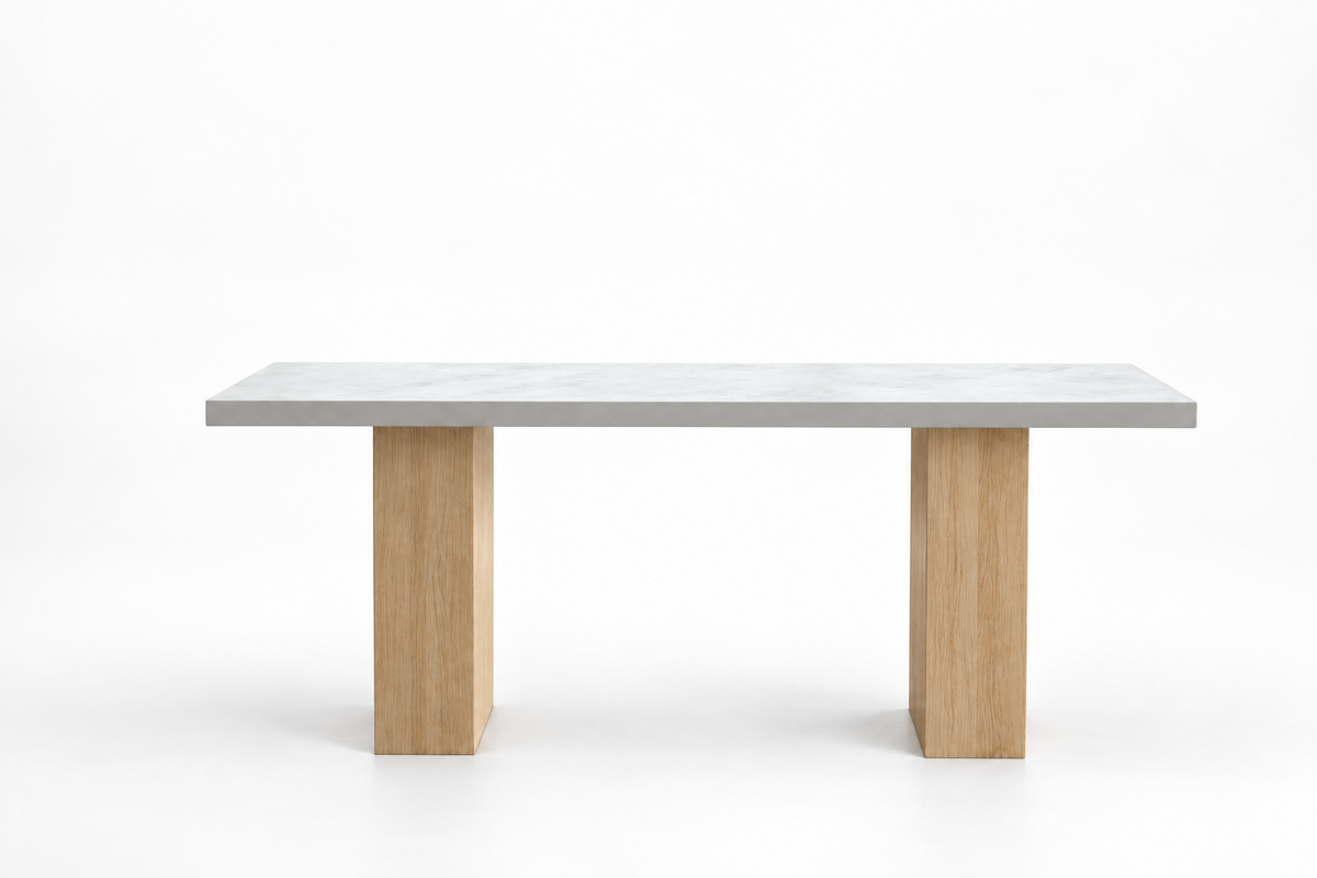 Mesa Ibiza Roots con tablero de microcemento blanco roto y patas de pino macizo en tono roble, vista en perspectiva