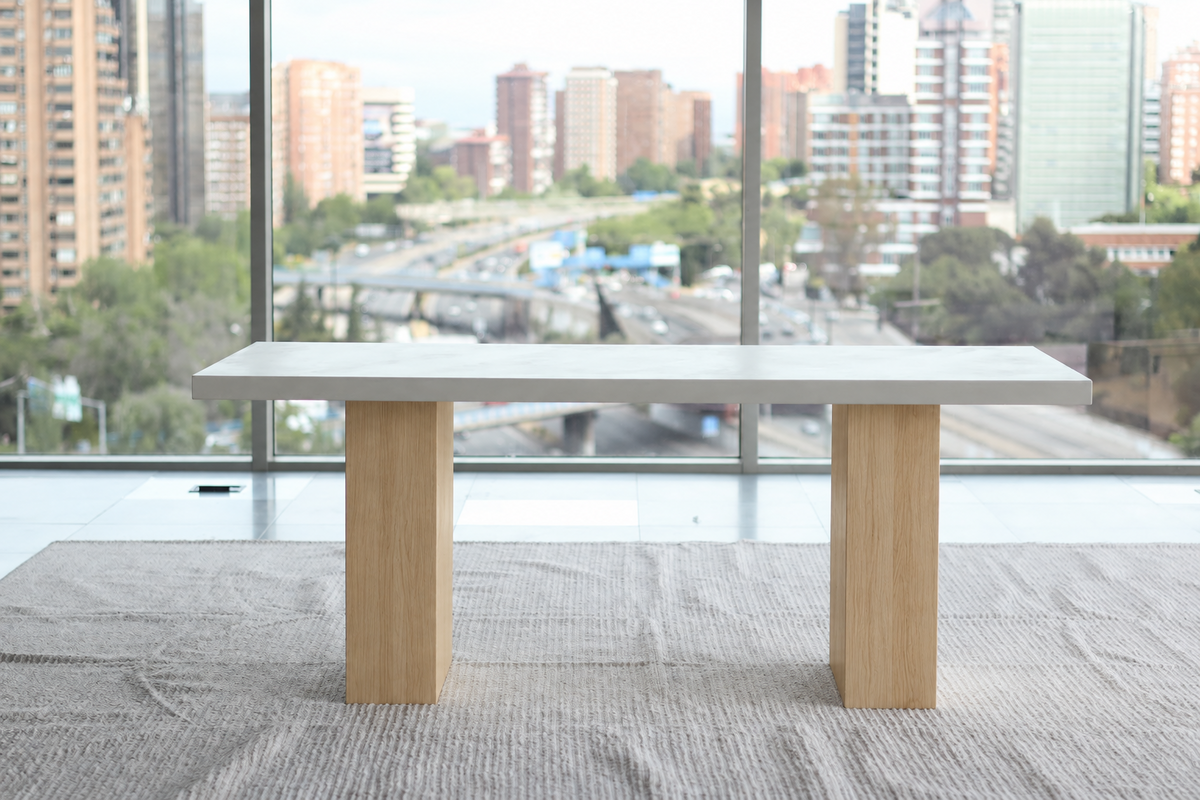 Mesa Ibiza Roots con tablero de microcemento blanco roto y patas de pino macizo en tono roble, vista en perspectiva