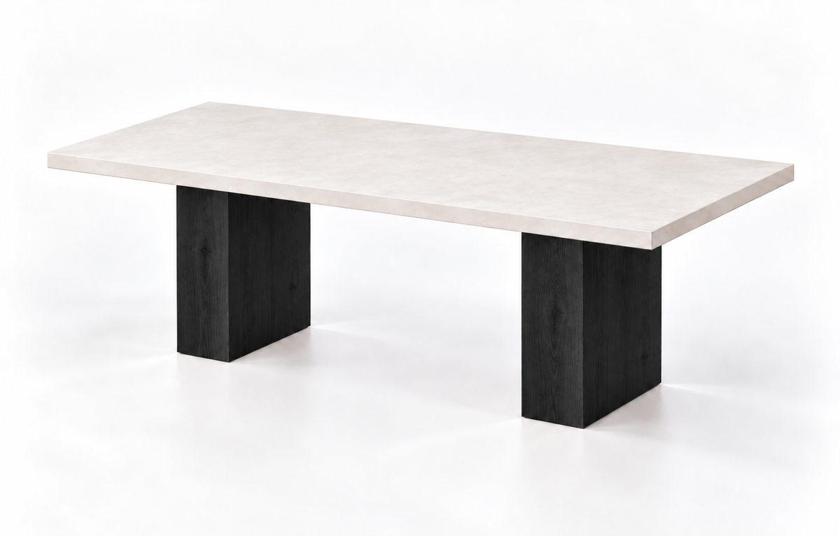 Mesa Ibiza Roots con tablero de microcemento blanco roto y patas de pino macizo en tono roble, vista en perspectiva