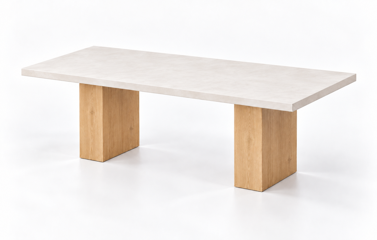 Mesa Ibiza Roots con tablero de microcemento blanco roto y patas de pino macizo en tono roble, vista en perspectiva