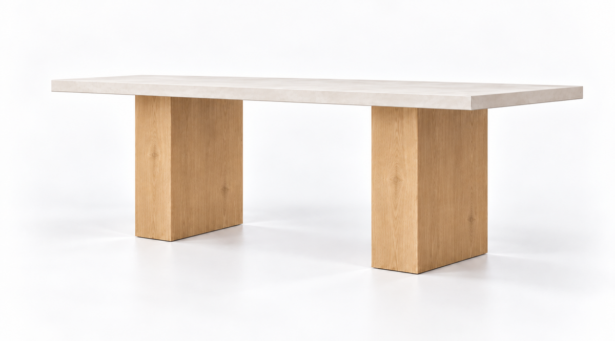 Mesa Ibiza Roots con tablero de microcemento blanco roto y patas de pino macizo en tono roble, vista en perspectiva