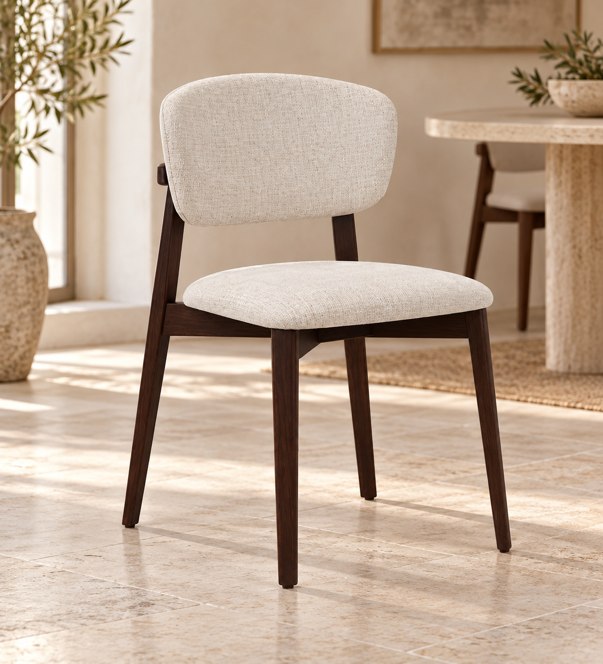 Silla Lira, madera medio, asiento tapizado, vista ambiente