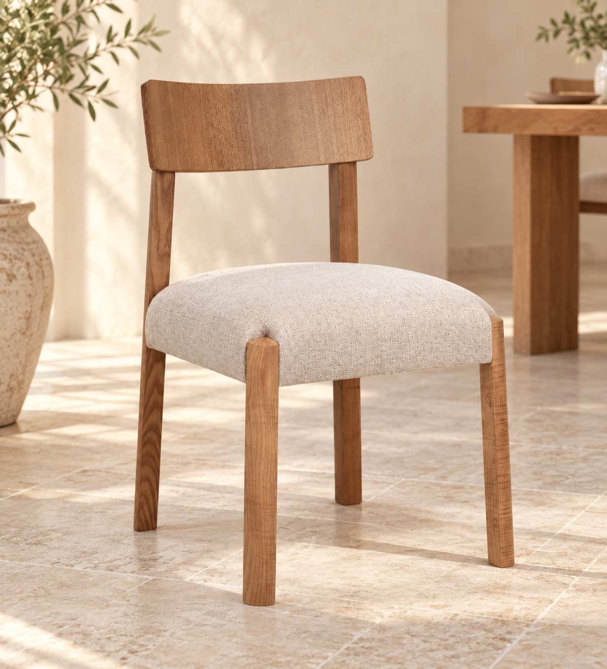 Silla Senda, madera medio, asiento tapizado, vista ambiente