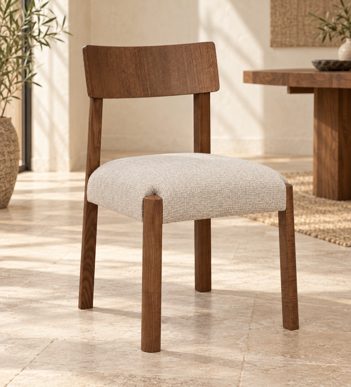 Silla Senda, madera medio, asiento tapizado, vista ambiente
