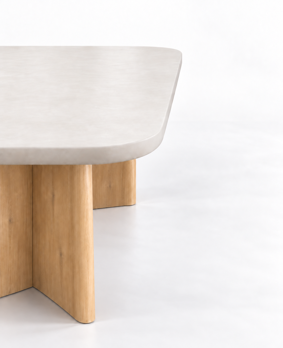 Mesa de comedor Valencia Roots con tablero de microcemento blanco roto y patas de pino macizo en tono roble, vista en perspectiva