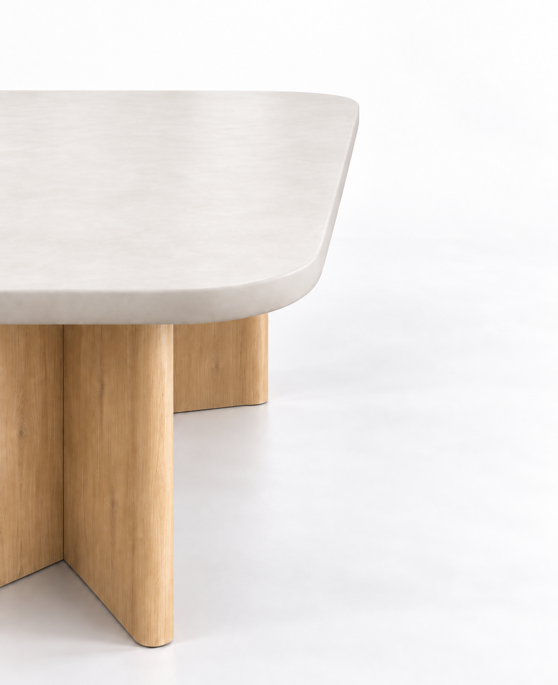 Mesa de comedor Valencia Roots con tablero de microcemento blanco roto y patas de pino macizo en tono roble, vista en perspectiva