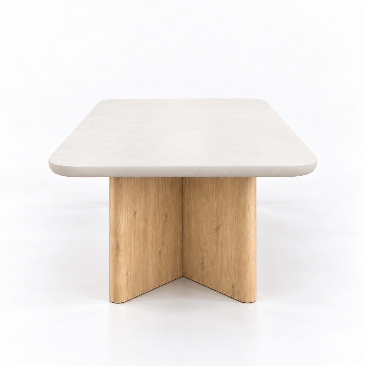 Mesa de comedor Valencia Roots con tablero de microcemento blanco roto y patas de pino macizo en tono roble, vista en perspectiva