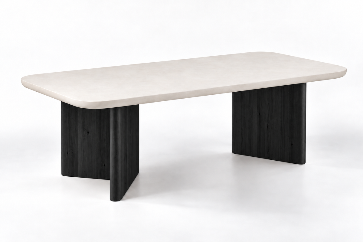 Mesa de comedor Valencia Roots con tablero de microcemento blanco roto y patas de pino macizo en tono roble, vista en perspectiva