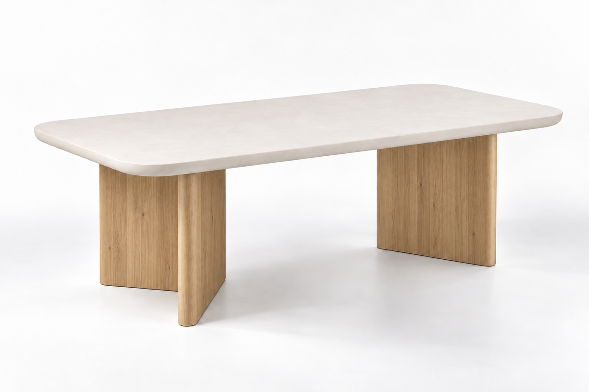 Mesa de comedor Valencia Roots con tablero de microcemento blanco roto y patas de pino macizo en tono roble, vista en perspectiva