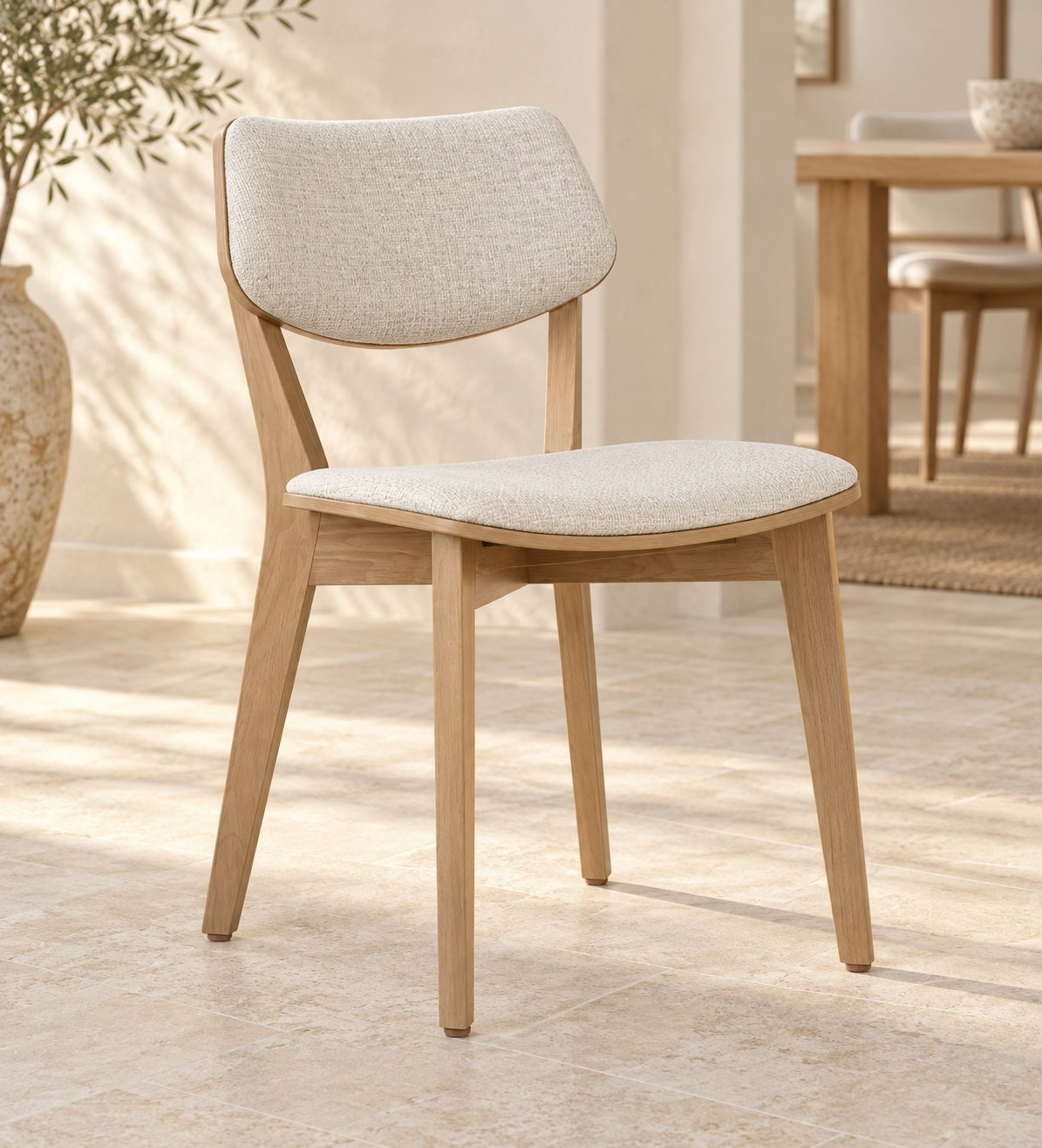 Silla Vera en madera de haya, tono medio, asiento tapizado, vista ambiente