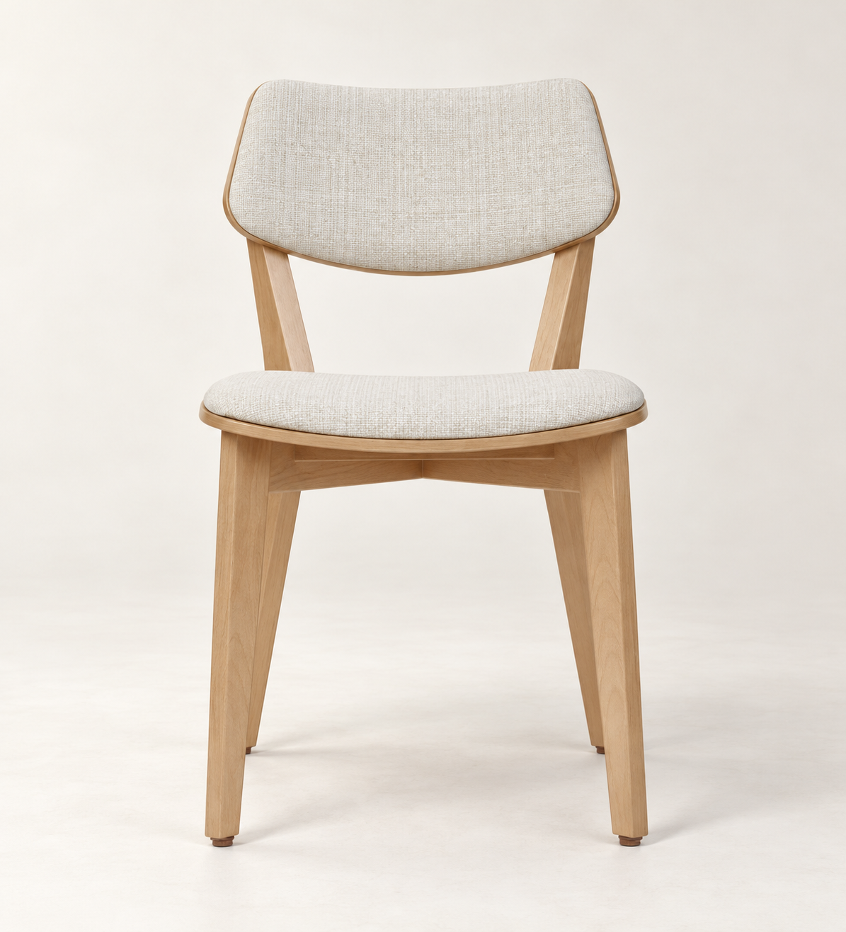 Silla Vera en madera de haya, tono medio, asiento tapizado, vista ambiente
