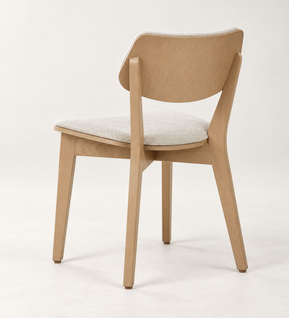 Silla Vera en madera de haya, tono medio, asiento tapizado, vista ambiente