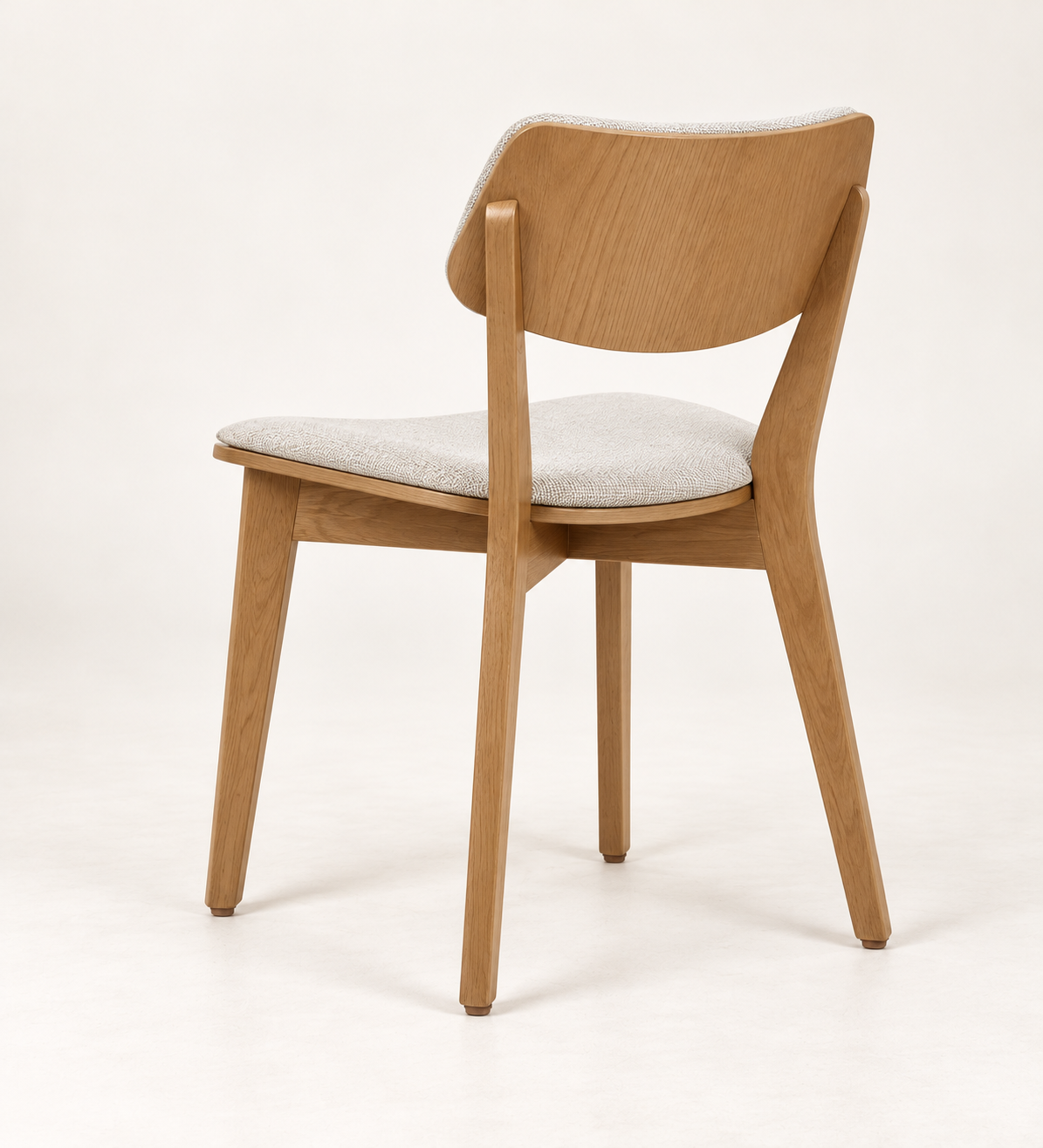Silla Vera en madera de haya, tono medio, asiento tapizado, vista ambiente