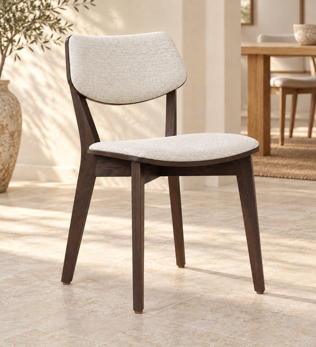 Silla Vera en madera de haya, tono medio, asiento tapizado, vista ambiente